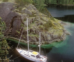 Bluewater Adventrues_Island Odyssey_BoatInCove_Nov07.jpg